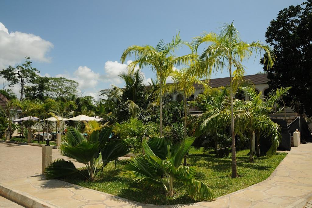 Lotfa Resort Diani Diani Beach Esterno foto